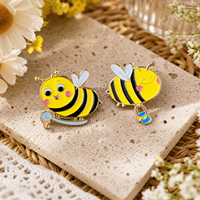 Broches en émail abeille de dessin animé mignonnes, broche décorative en métal abeille avec seau de crème glacée pour sac à dos, vente en gros personnalisée