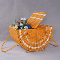 Panier de pique-nique portable XH en résine de fibres de polypropylène tressé à la main en rotin avec poignée pivotante et couvercle