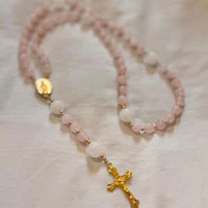 Collier <span class=keywords><strong>de</strong></span> <span class=keywords><strong>prière</strong></span> personnalisé en imitation perle et cristal <span class=keywords><strong>de</strong></span> quartz rose pour la première <span class=keywords><strong>communion</strong></span>, cadeau <span class=keywords><strong>de</strong></span> mariage ou <span class=keywords><strong>de</strong></span> confirmation - Product Image 1