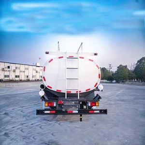 Camion-citerne Isuzu 4x2 de 10 m³ pour le ravitaillement en pétrole brut, essence et diesel - Product Image 5