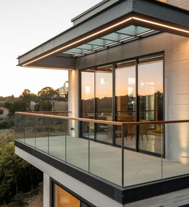 Ringhiera in Vetro Temperato Senza Telaio con Profilo a U per Balcone Esterno Design Moderno Balaustra in Alluminio con Illuminazione LED - Product Image 2