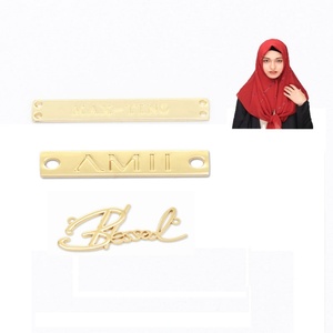 ป้ายโลหะออกแบบเองสำหรับเสื้อผ้า พร้อมพับปลาย สำหรับฮิญาบ/ผ้าพันคอ/เสื้อผ้า - โลโก้แบบนูน เป็นมิตรกับสิ่งแวดล้อม - Product Image 1