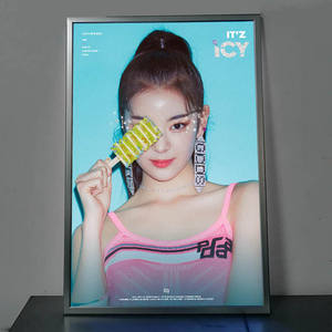 Cadre d'affichage publicitaire mural 27x40 en aluminium noir et argenté avec éclairage LED pour affiches de cinéma - Product Image 1