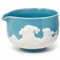 Service à thé matcha en céramique bleu lac avec motif vague en relief, personnalisé OEM, avec bec verseur et support pour fouet, bol brillant pour les amateurs de matcha à domicile