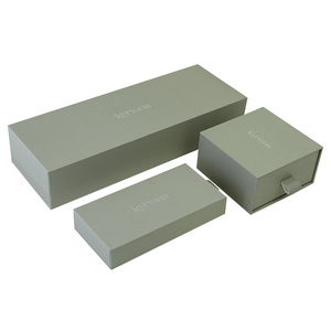 Caja de Regalo Rígida de Lujo con Logotipo Personalizado, con Cinta e Impresión Flexográfica para Empaque de Vestidos y Ropa - Product Image 6