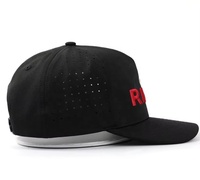Casquette de camionneur personnalisée avec broderie 3D en relief et perforations laser, casquette de sport structurée à 5 panneaux noire à séchage rapide 100% polyester avec fermeture snapback