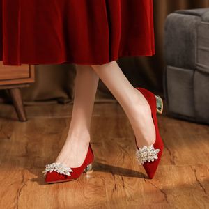 Sandalias de tacón con punta en punta de terciopelo rojo con decoración de perlas, zapatos elegantes sin cordones con tacón medio para fiesta de boda para mujer - Product Image 1