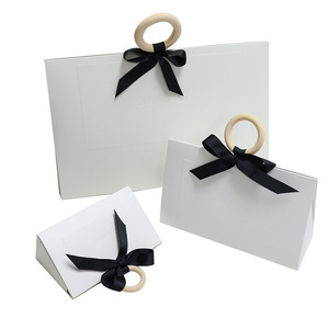 Sac cadeau en papier blanc personnalisé avec anse en bois, ruban noir et nœud, sac fourre-tout de luxe gaufré pour mariage, anniversaire ou fête - Product Image 2