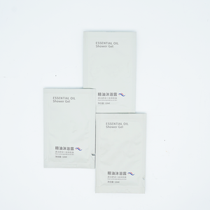 Produits d'accueil personnalisés sous marque privée en mini-sachets pour hôtels de luxe : Shampoing, Huile essentielle, Gel douche, Après-shampoing jetables - Product Image 4