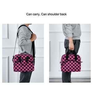 Bolsa Térmica Porta Alimentos Personalizada con Diseño a Cuadros Negro y Rosa para Mujer, con Correas para el Hombro - Product Image 6