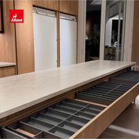 Armoire de cuisine en bois clair et placage blanc Alland Minimalist Light Wood Grain & White Wood Veneer Slat Door Walnut avec rangement intelligent pour maison contemporaine
