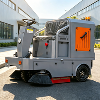 Balayeuse de voirie électrique ZMT E-22 S16 avec cage confortable, benne à déchargement hydraulique, système de réduction de la poussière par aérosol et bac à déchets de 160L