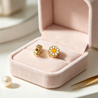 Perles entretoises en laiton émaillé motif marguerite, perles florales plaquées or avec pétales détaillés pour composants de bijoux DIY quotidiens et ludiques pour femmes