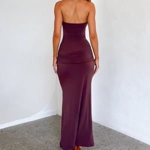 เดรสยาวสีน้ำตาลช็อกโกแลตแบบไร้สายสำหรับผู้หญิง คอประดับเลื่อมสีทอง ติดกระดุมโลหะ ชายกระโปรงผ่า เหมาะสำหรับงานเลี้ยงกลางคืนหรืองานค็อกเทล - Product Image 2