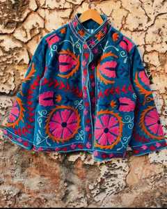 Chaqueta Bordada Suzani de Terciopelo Hecha a Mano, Abrigo Bohemio de Invierno para Mujer, Ropa Exterior Étnica de Boutique de la India - Product Image 4