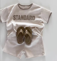 Ensemble deux pièces unisexe pour bébé : T-shirt à manches courtes en coton texturé à col ras du cou avec ourlet et lettres anglaises + Short – Tenue polyvalente