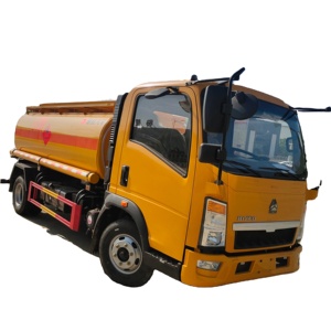 Howo 4 x2 6000l משלוח דלק משאית 6 גלגלים משאית עם מיכל תדלוק מנפק משאית למכירה
