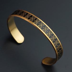 Conjunto de Joyería de Moda: Pulseras de Acero Inoxidable Esmaltado Personalizadas de Nuevo Estilo, Anillo con Dijes PVD de 18K y Brazaletes Dorados - Product Image 4