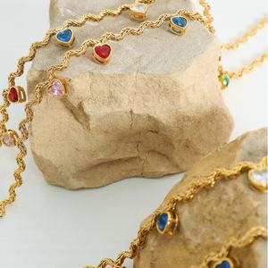 Venta al por mayor exquisito corazón colgante collar moda Irregular curva cadena colorido corazón circón clavícula cadena Collar para mujer - Product Image 2