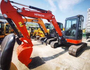 Mini-excavatrice sur chenilles HITACHI ZX50U d'occasion en bon état, 5 tonnes, moteur Yanmar 29,8 kW avec boîte de vitesses, moteur PLC, pompe - Product Image 3