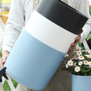 Pot de fleurs en résine simple à côtés droits avec plateau pour une utilisation intérieure et extérieure, disponible en blanc pur, bleu ciel, gris et noir. - Product Image 2