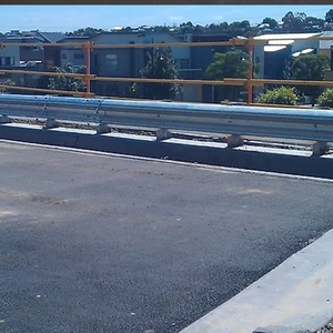 Barrière de sécurité en acier galvanisé pour le trafic et le stationnement Barrière métallique pour l'utilisation de la chaussée