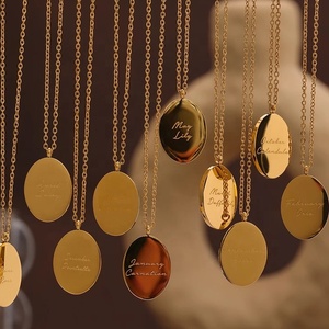 Collar de cadena tipo O con colgante de disco ovalado con letra y flor de nacimiento de 12 meses, chapado en oro de 18 quilates, de acero inoxidable, antideslustre, para mujer - Product Image 1