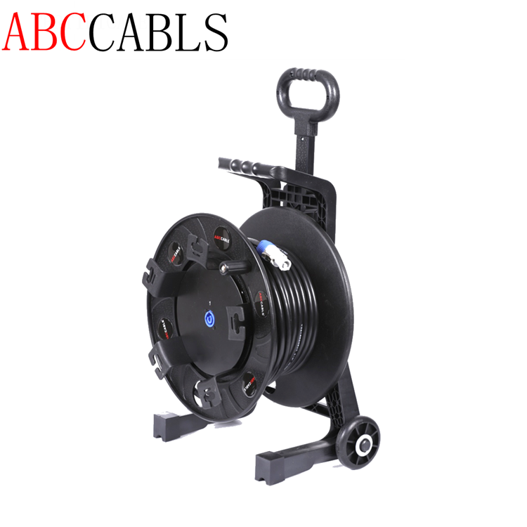 Пустый пластиковый кабельный барабан с колесами