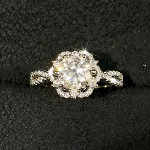 Anello di fidanzamento da donna Q604 in oro bianco con diamante taglio brillante rotondo naturale colore D con montatura a halo - Product Image 2