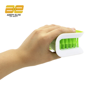 Cepillo de limpieza de doble cara en forma de U para cinturones de seguridad, con cerdas de plástico ABS y PP para una limpieza de coches de alta eficiencia - Product Image 2
