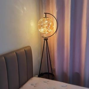 <span class=keywords><strong>Lampadaire</strong></span> moderne nordique Art déco en métal <span class=keywords><strong>doré</strong></span> avec <span class=keywords><strong>lampadaire</strong></span> <span class=keywords><strong>boule</strong></span> de verre ambré créatif blanc - Product Image 4