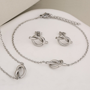 Nouvel ensemble de bijoux minimaliste en forme de nœud de cœur - Collier, bracelet et boucles d'oreilles en acier inoxydable, collection assortie de trois pièces - Product Image 2