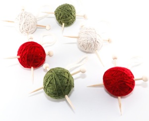 Adorno Navideño Tejido <span class=keywords><strong>de</strong></span> Ganchillo Vintage, Aguja <span class=keywords><strong>de</strong></span> Lana y Bola <span class=keywords><strong>de</strong></span> Hilo, Adorno Navideño para Tejer - Product Image 1