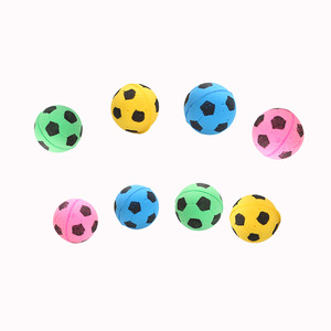 Jouet interactif pour chat en latex résistant aux morsures, en forme de petit ballon de football, pour l'intérieur et l'extérieur, en gros et en stock - Product Image 3