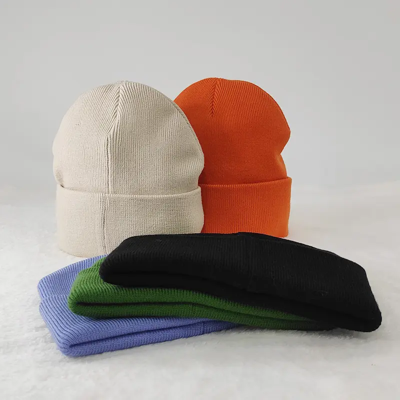قبعة صغيرة دافئة عالية الجودة بشعار مخصص مطرز بلون واحد قبعة محبوكة لفصل الشتاء