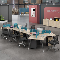 Postes de travail modernes et minimalistes en bois triangulaires personnalisables pour 6/8 personnes, bureau avec écran de séparation et ensemble de chaises d'ordinateur
