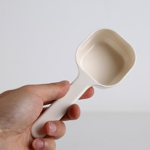 Cuillère à nourriture pour animaux de compagnie en plastique, légère, de forme carrée, à motif uni, pour la nourriture sèche des chats et des chiens, pour la nourriture et le stockage en cuisine, design simple - Product Image 1