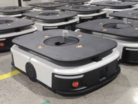 AGV de levage robuste à capacité de 1000 kg, navigation par double laser SLAM + code QR, évitement d'obstacles par laser, utilisation en intérieur, 6-8h