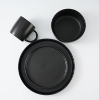 Service de table en céramique noire glacée élégante, assiettes, bols et tasses pour la cuisine à domicile, les repas quotidiens, la table de café, le restaurant moderne