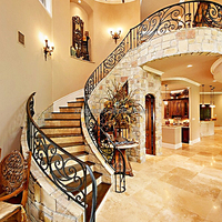 Design de balustrade d'escalier en acier forgé pour villa moderne, avec grille simple et graphique, éclairage mural