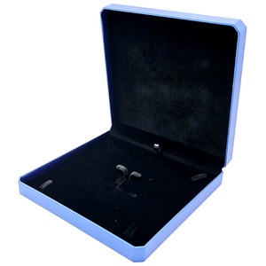Set di Grandi Scatole Portagioie Quadrate Goffrate alla Moda per Anelli e Pendenti con Design Coperchio e Base - Product Image 4