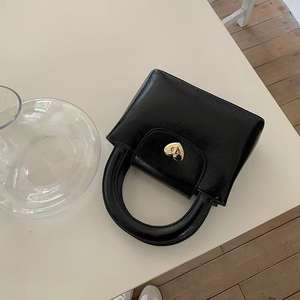 Petit sac à rabat carré en cuir PU avec serrure coeur pour femme - Product Image 3