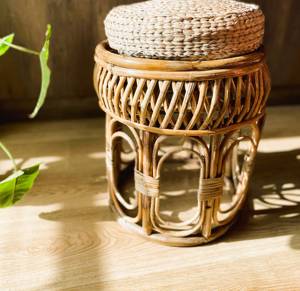 Taburete Rústico Hecho a Mano de Ratán con Cojín de Jacinto de Agua, Asiento de Mimbre Tejido Estético, Muebles Sostenibles para Decoración Boho - Product Image 4