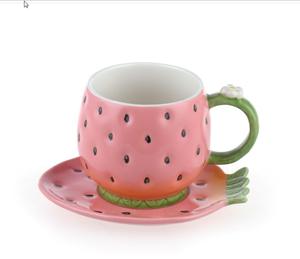 Taza bonita pintada a mano en forma de fresa, Taza de cerámica personalizada, taza de café para el <span class=keywords><strong>desayuno</strong></span>, Taza de cerámica 3D con platillo, venta al por mayor única - Product Image 1