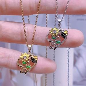 Collana con Ciondolo Hello Cat Personalizzato, Abito Rosso con Accenti in Zirconia, Gioielli Placcati Oro per Donne, Regali all'Ingrosso - Product Image 3