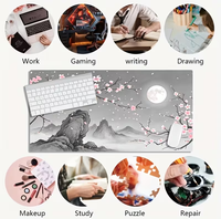 Grand tapis de bureau avec illustration de style peinture à l'encre, fleurs de cerisier, montagnes, nuit éclairée par la lune, fonctionnel