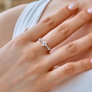 Dylam Blossom Flower เครื่องประดับแฟชั่นโรเดียมชุบ S925เงินไม่ทำให้เสื่อมเสีย5A จิ๋วเซอร์โคเนียสี่ใบโคลเวอร์แหวนผู้หญิง - Product Image 3