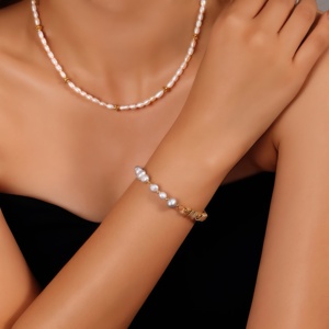 กำไลข้อมือไข่มุกบาโรกสีเงินเทาสไตล์วินเทจหรูหราเบาๆ ชุบทอง 18K ดีไซน์สานแบบแพทช์เวิร์คจากสแตนเลสสตีล เหมาะสำหรับงานปาร์ตี้ - Product Image 6