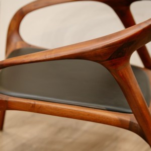 Fauteuil d'appoint contemporain en bois de noyer avec structure en bois massif, accoudoirs incurvés et finition à grain ouvert naturel PISANO - Product Image 6