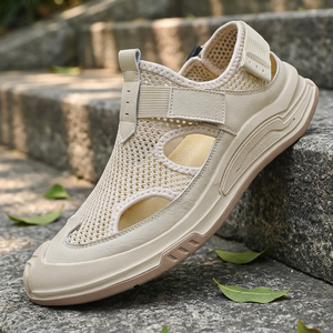Sandales plates d'été 2026 pour hommes, en maille respirante, en cuir évidé, à semelle souple antidérapante et bout fermé, pour l'extérieur - Product Image 1